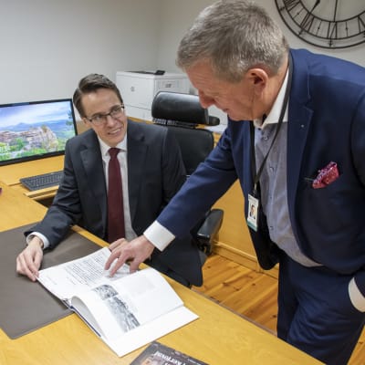 Måns Holmberg och Patrick Wackström på Borgå Energis kontor.