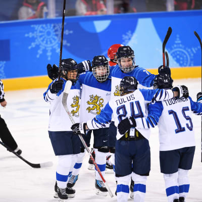 Suomen naisten jääkiekkomaajoukkue juhlii maalia olympialaisissa 2018.