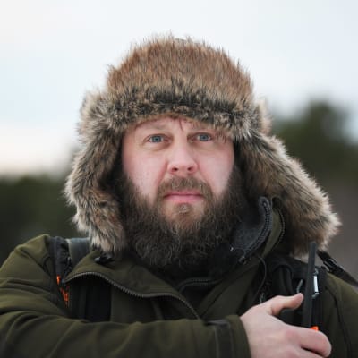 Johan Lindström iklädd jaktutstyrsel.