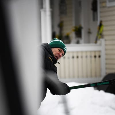 Jari Hyttinen spelar bandy på gården.