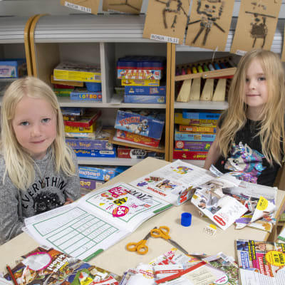 Erin Bergström och Adina Rönnqvist jobbar med sina förskoleböcker.