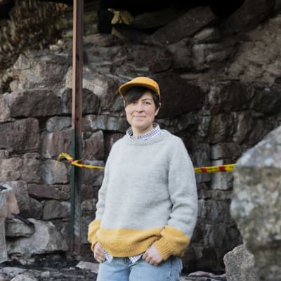 Ulrika Rosendahl står vid en bastion där det har brunnit.