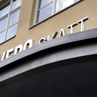 Skylten ovanför ingången till skatteförvaltningens huvudkontor i Vallgård i Helsingfors. Man ser övre hälften av bokstäverna i orden Vero Skatt.