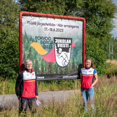 Kalevi Ilonen och Heidi Liljeström står framför en Jukolaskylt i Ebbo i Borgå.