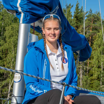Julia Björkestam sitter på en segelbåt. 