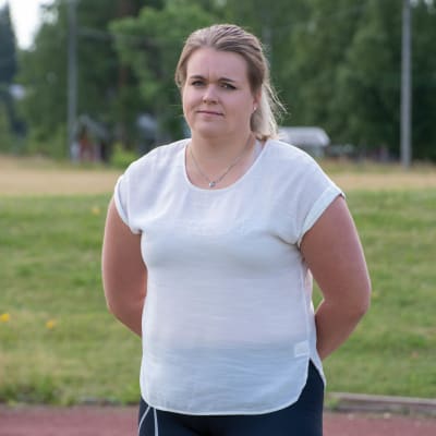 Kulstötaren Jessica Meriheinä står på en idrottsplan i Liljendal.
