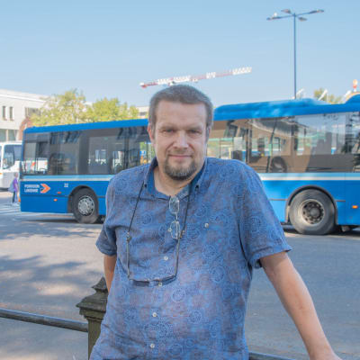 Jan-Erik Andelin står framför bussar vid Borgå torg.