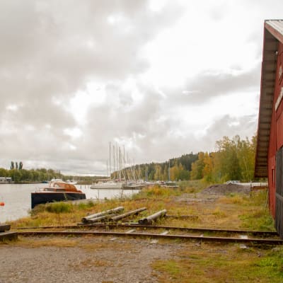 Bild på Wilenius båtvarv och västra åstranden i Borgå, var det är planerat att det skall byggas en ny gästhamn.
