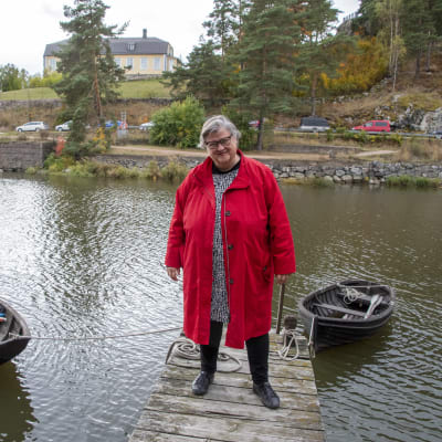 Marikki Hakola står på en brygga i Borgå å. Bakom henne guppar en Göteborgs eka och en jolla.