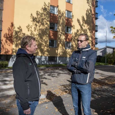 Peter Salminen och Per-Henrik Winquist står utanför huset på Parkgatan 5 i Lovisa.