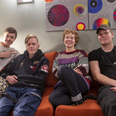Tino Rantamäki, Linus Gustafsson, Kajsa Grönqvist och Wilhelm Lindén på Ungdomsgårdens röda soffa.