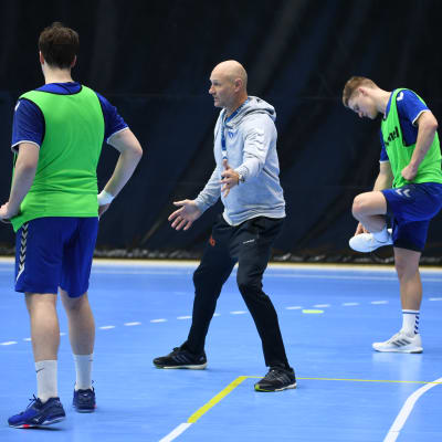 Tränaren Ola Lindgren ger spelarna instruktioner på handbollslandslagets träningar.