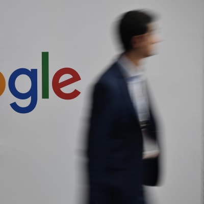 En man som står framför en Googleskylt