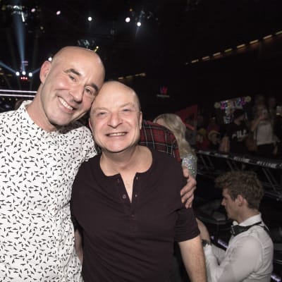 Mark Levengood och Jonas Gardell på Melodifestivalenfinalen år 2018.