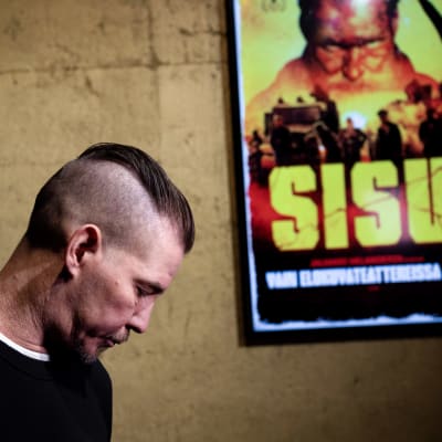 Jalmari Helander. I bakgrunden syns en Sisu-affisch.