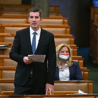 Unkarilaisen Fidesz-puolueen eduskuntaryhmänjohtaja Mate Kocsis puhuu parlamentissa kesällä 2021.