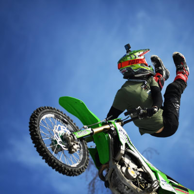 Motocrossföraren Sebastian Westberg i luften.