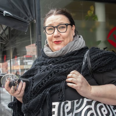 Mari Lotila på gata utanför restaurang. 