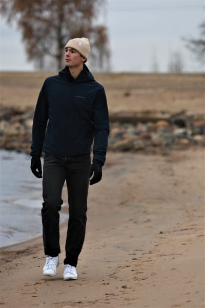 Joel Blomqvist promenerar längs stranden.