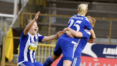 Eveliina Summanen lyfts upp av Linda Ruutu efter ett mål mot Honka