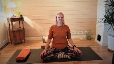 Micaela Österlund på yogamattan.