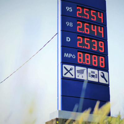 En digital tavla som visar bensinpriser