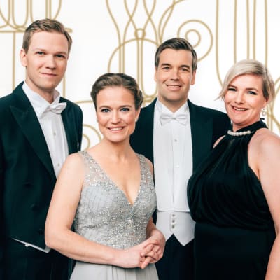 Kuvassa Svenska Ylen Linnanjuhlien juontajat: Jonas Blomqvist, Matilda Gyllenberg, Daniel Olin, Ann-Christine Karhu ja Nicke Aldén.