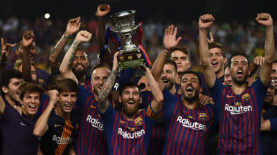Barcelonaspelarna firar segern i supercupen