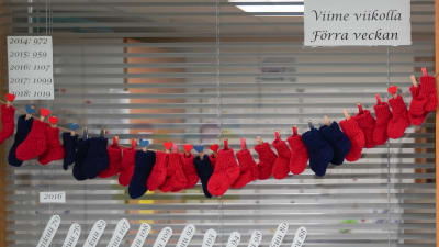 Röda och blå strumpor på ett band på en förlossningsavdelning. 