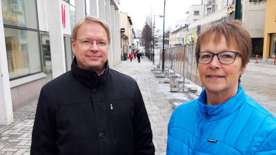 Robert Ståhl och Siv Granqvist på gågatan i Jakobstad