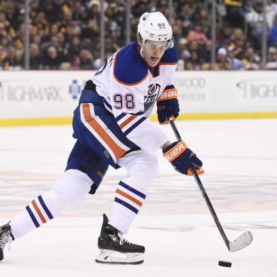 Jesse Pulkujärvi försöker göra mål för sitt Edmonton Oilers.