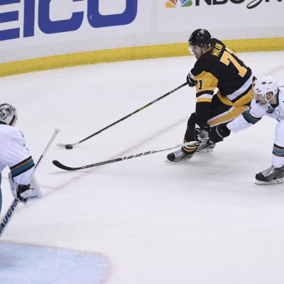 Evgeni Malkiin tar sig förbi en Sharks-spelare i finalserien i NHL.