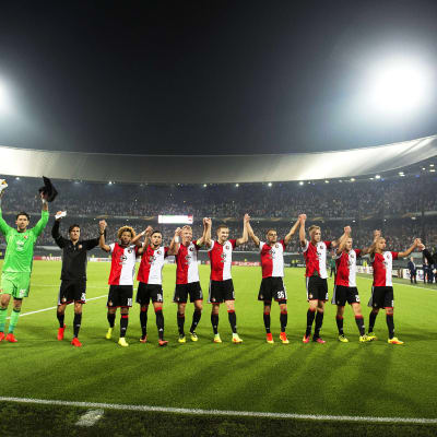 Feyenoord firar segern mot Man United.