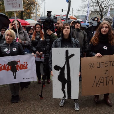 Svartklädda demonstranter i Gdansk deltog i den landsomfattande protesten mot nya, skärpta abortlagar