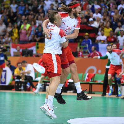 Danska spelare omfamnar varandra när de vinne OS-guld.
