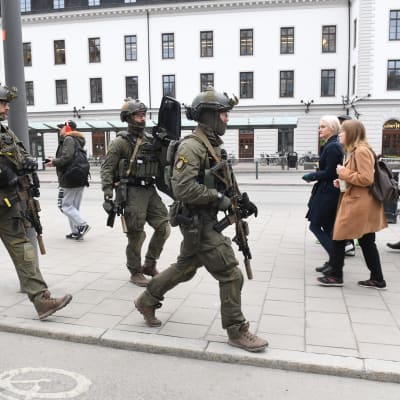 Svenska säkerhetsstyrkor i centrala Stockholm efter terrorattentatet den 7 april 2017.