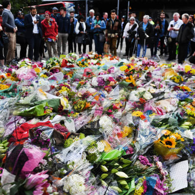 Blommor på London Bridge efter terroristangrepp där.