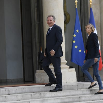 Både justitieminister François Bayrou och Europaminister Marielle de Sarnez lämnar regeringen i likhet med partikamraten försvarsminister Sylvie Goulard