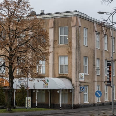 Ett affärshus med rappad fasad.