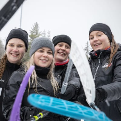 Ninja Kotajärvi, Saana Niemitalo, Kaisa Pietilä ja Nea Hiltunen salibandymailat käsissään.