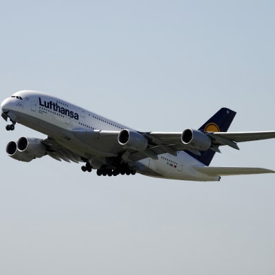 Lufthansan Airbus A380 ensilento Helsinkiin 15.9.2010. Kone saapui Tukholmasta. Video: Yle