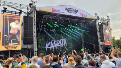 Käärijä esiintyy Vasa Festivalilla, etualalla yleisömeri.
