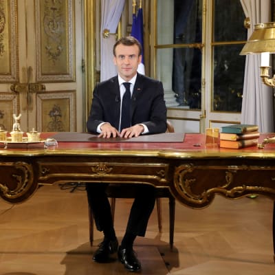 Frankrikes president Emmanuel Macron håller ett specialinsatt tal till nationen. 