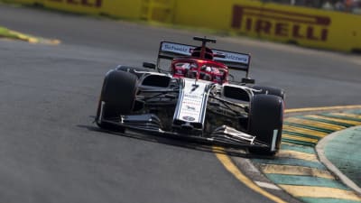 Kimi Räikkönen kör i sin Alfa Romeo under tidskvalet i Australien.