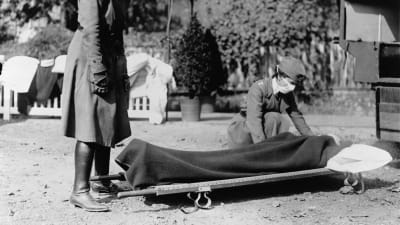 Patient på bår under Spanska sjukan 1918.