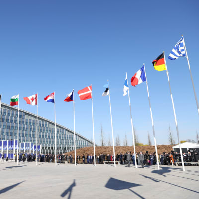 Flaggor vajar i luften vid Natos högkvarter i Bryssel.