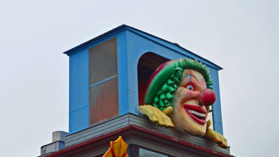Närbild på clownen på lustiga huset Vekkula, på Borgbacken.