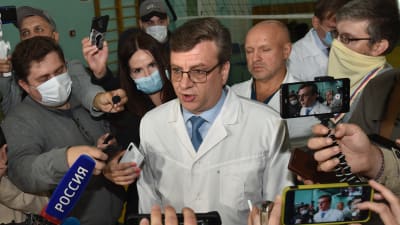 Chefsläkaren Alexander Murachovskij omgiven av journalister den 21.8 då Navalnyj ännu vårdades i Omsk. 
