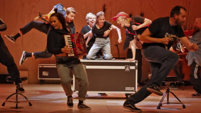 Scen ur föreställningen "Once" på Lilla teatern i Helsingfors hösten 2020.