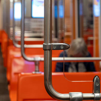 Ihminen istuu metrossa